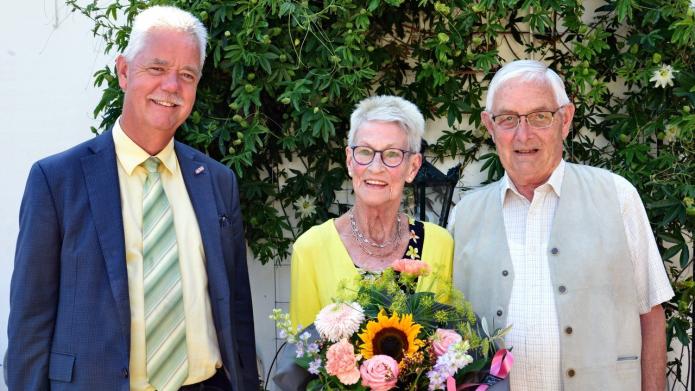 Locoburgemeester Johan van Everdingen bracht bezoek aan 55-jarig bruidspaar Stigter-Haaksman