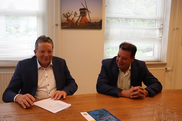 Fractievoorzitter De Leede ondertekent bestuursakkoord