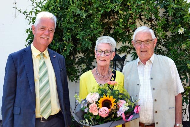 Locoburgemeester Johan van Everdingen bracht bezoek aan 55-jarig bruidspaar Stigter-Haaksman